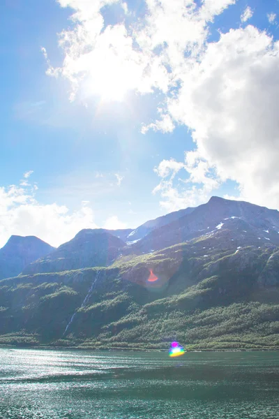 Arctische bergen en fjord — Stockfoto