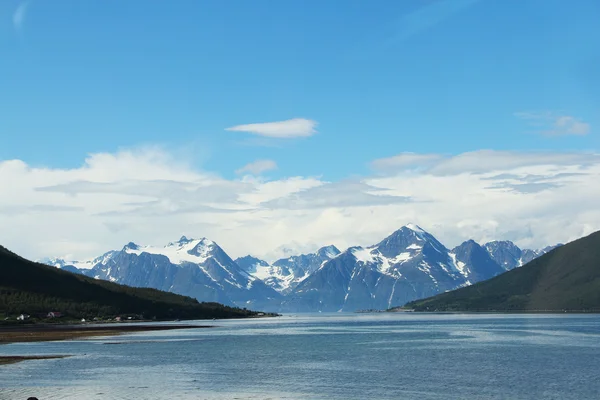 Montañas árticas y fiordo — Foto de Stock