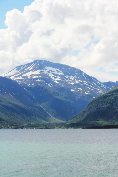 Arktische Berge und Fjord — Stockfoto