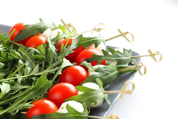 Předkrm, mozarella rajčaty a rukolou — Stock fotografie