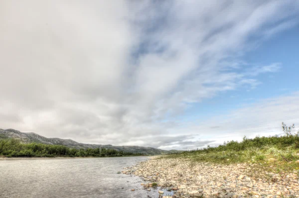 Rivière dans la vallée de montagne — Photo