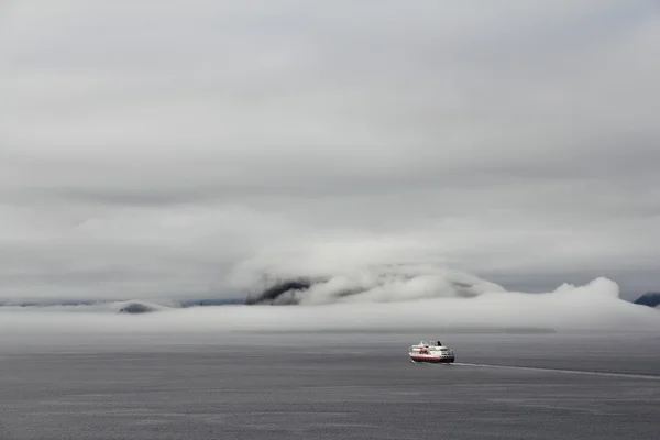 Fartyget i dimmigt fjord — Stockfoto