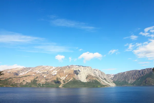 Fiordo e montagne — Foto Stock