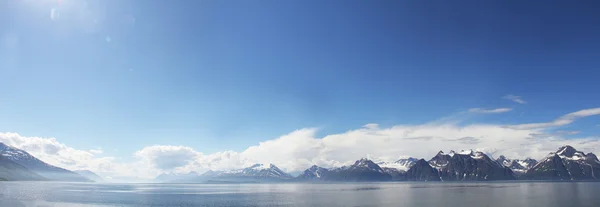 Kuzey Kutbu dağlar ve fiyort — Stok fotoğraf