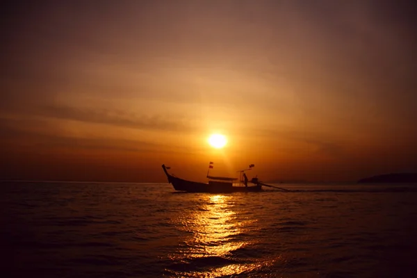 Длинные лодки на закате — стоковое фото