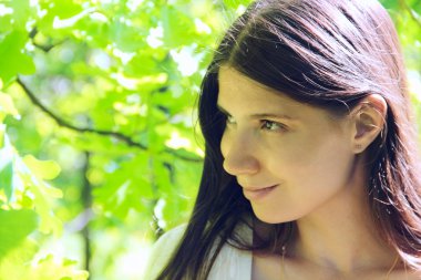 Parktaki güzel kadın.