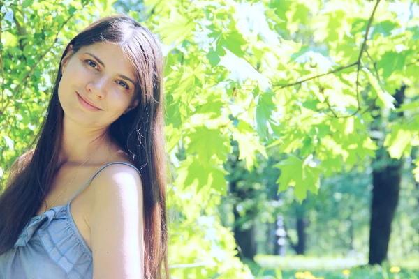 Schöne Frau im Park — Stockfoto