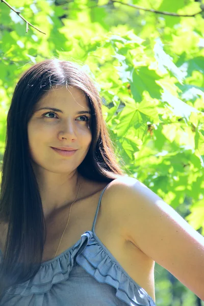 Beautiful woman in park — Stock Photo, Image