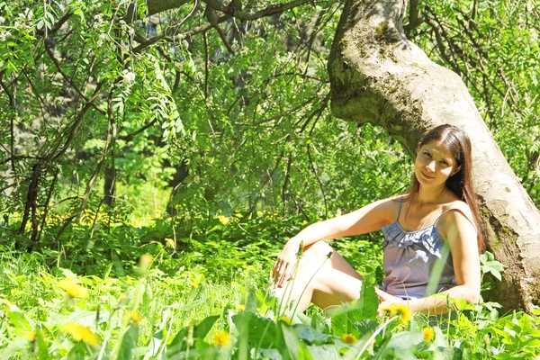 Parktaki güzel kadın. — Stok fotoğraf