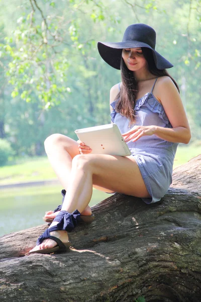 Mujer usando tableta al aire libre — Foto de Stock