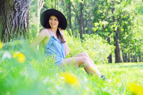 Bela mulher no parque — Fotografia de Stock