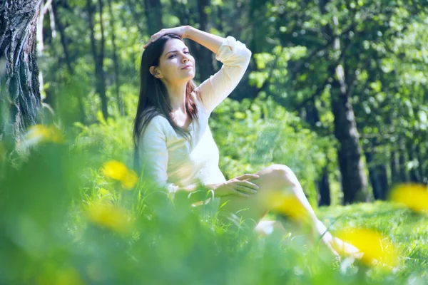 Beautiful woman in park — Stock Photo, Image