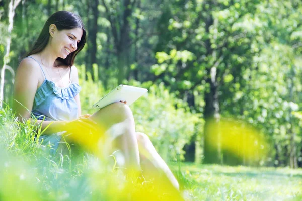 Woman using tablet outdoor — Stock Photo, Image