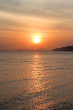 Denizin üstünde gün batımı