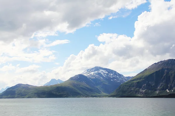 Арктические горы и фьорд — стоковое фото