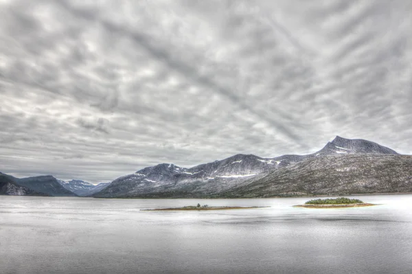 Arktické hory a fjord — Stock fotografie