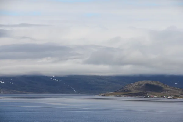 湾とノルウェーの山々 — ストック写真