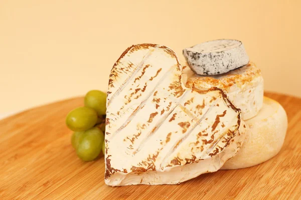 คอลเลกชันของชีส Camembert — ภาพถ่ายสต็อก