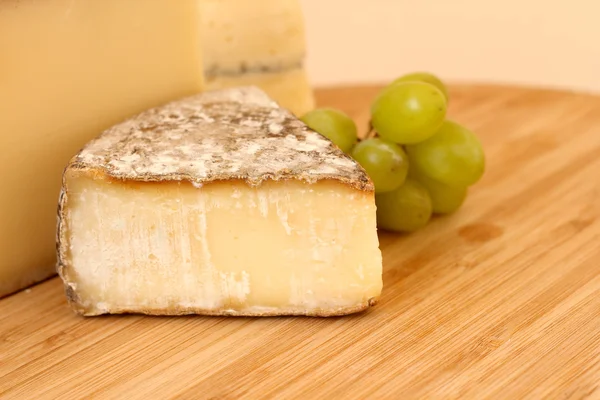 Cheese and grapes — Stock Photo, Image