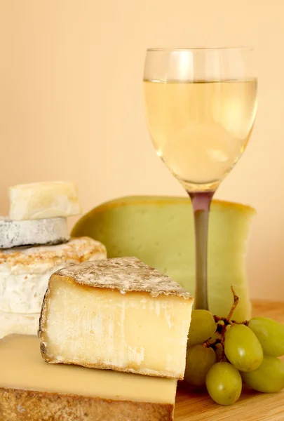 Wine, cheese and grapes — Stock Photo, Image