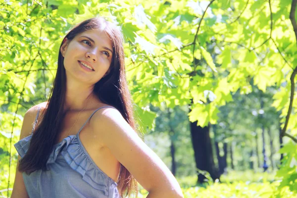 Schöne Frau im Park — Stockfoto