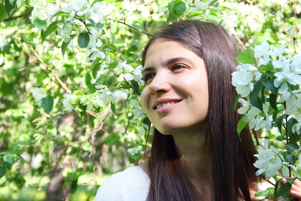 사과 나무 근처 젊은 여자 — 스톡 사진