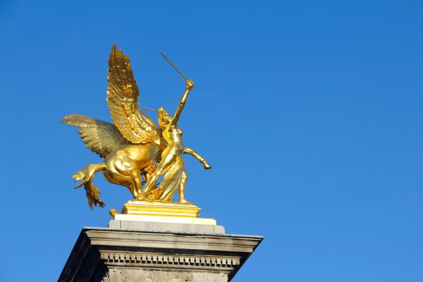 Alexander iii Brücke Skulptur in Paris — Stockfoto