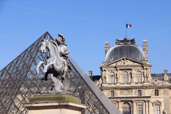 Piramide del Louvre — Foto Stock