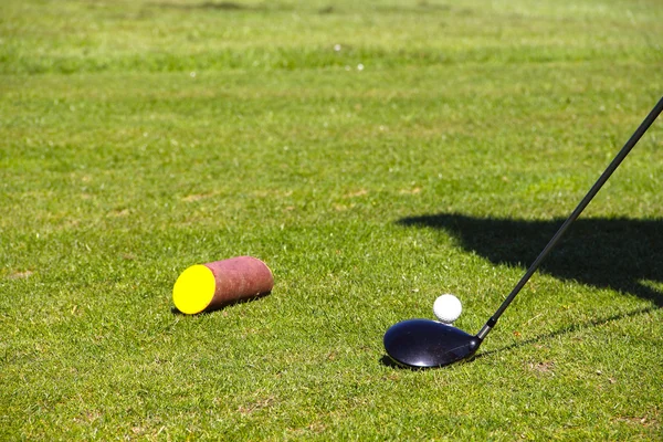 Golfball auf Tee — Stockfoto