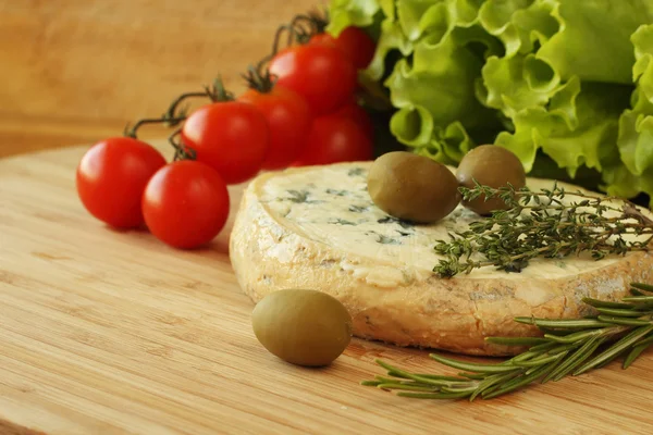 Composition du fromage et des olives — Photo