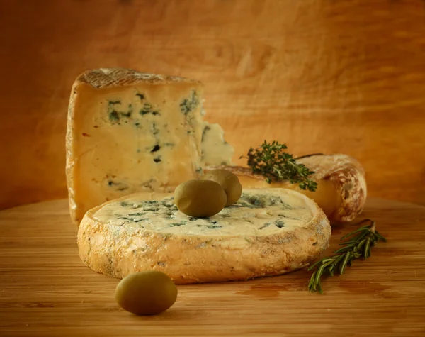Composición de queso y aceitunas — Foto de Stock