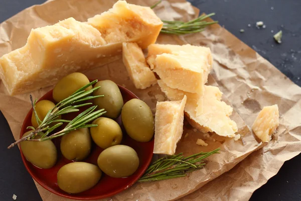 Queijo parmesão e azeitonas — Fotografia de Stock