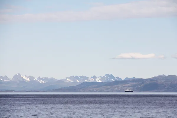 Montagnes et fjord arctiques — Photo