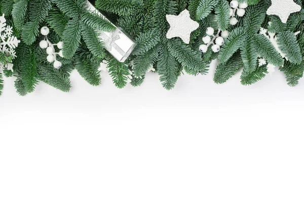 Beyaz Arka Planda Soylu Köknar Ağaç Dalları Takıların Noel Tasarımı — Stok fotoğraf