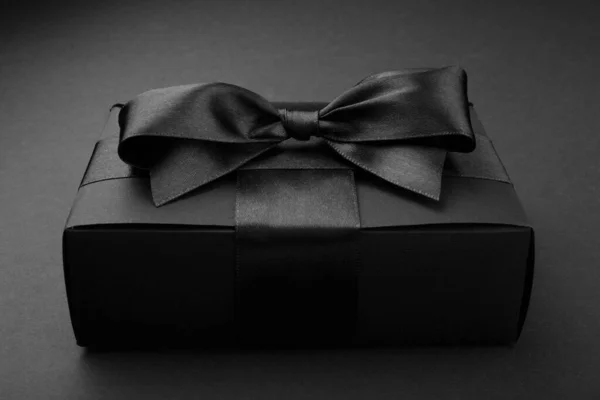 Μαύρο Δώρο Κουτί Της Παρασκευής Κορδέλα Πλώρη Μαύρο Εννοιολογικό Σχεδιασμό — Φωτογραφία Αρχείου