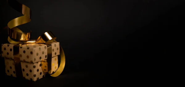 黑色星期五特价礼品盒 带有卷曲金色缎带豪华特价设计理念 文字内容复制空间 — 图库照片