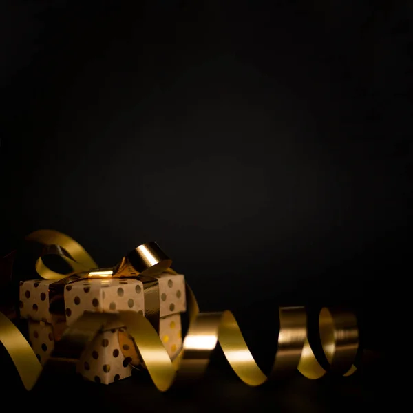 Fekete Péntek Eladó Ajándék Doboz Göndör Arany Szalag Luxus Különleges — Stock Fotó