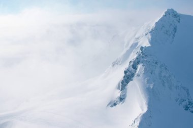Solden Avusturya kayak merkezindeki kış manzaralı Alpler
