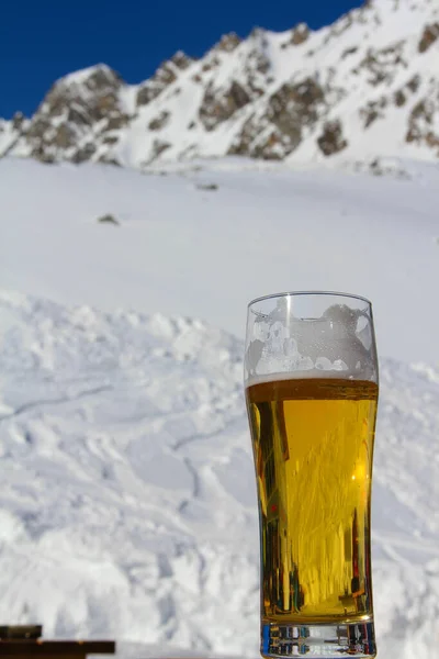 Kayak Merkezindeki Yüksek Dağdaki Kafede Bir Bardak Bira Duruyor — Stok fotoğraf