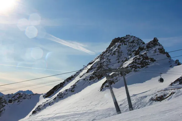 マウンテンスキーリゾートチェアリフトイマー休暇スキースノーボード旅行のコンセプト — ストック写真