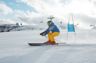 Gs Giant Slalom alp disiplini kayakçısı yamaçta kayak yapıyor. Kapıları ile Col Gallina Cortina d 'Ampezzo Dolomites' de kış sporu eğitimi alıyor.