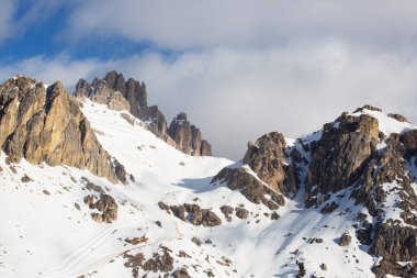 Dolomitler Dolomiti İtalya kışın güzel alp dağları ve kayak yamacı Cortina d 'Ampezzo Col Gallina dağı zirveleri ünlü manzara kayak merkezi.