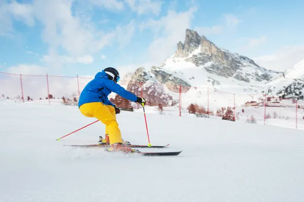 Esquiador Masculino Ropa Azul Amarilla Ladera Con Montañas Fondo Estación — Foto de Stock
