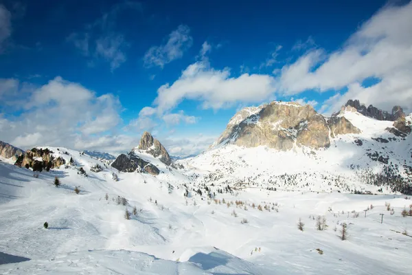意大利多洛米提冬季美丽的阿尔卑斯山和滑雪场科迪纳 安培佐科尔盖里纳高山山峰著名的风景滑雪场区 — 图库照片