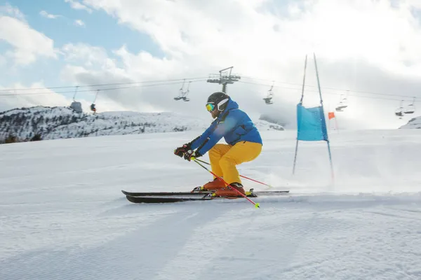 Giant Slalom Alp Disiplini Kayakçısı Yamaçta Kayak Yapıyor Kapıları Ile — Stok fotoğraf