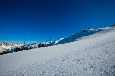 Dolomiti İtalya kışın güzel Alp Dağları ve kayak pisti Cortina d 'Ampezzo Faloria kayak merkezi.