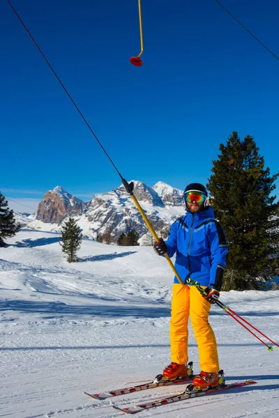 Esquiador Alpino Con Telesilla Ropa Azul Amarilla Ladera Con Montañas —  Fotos de Stock