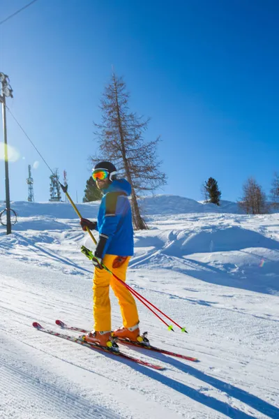 Bar Asansörlü Alp Kayakçısı Yamaçta Mavi Sarı Giysiler Cortina Ampezzo — Stok fotoğraf