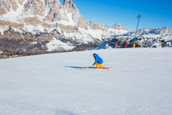 Skieur Masculin Vêtements Bleus Jaunes Sur Pente Avec Des Montagnes — Photo