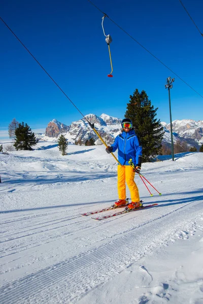 Alpine Skier Bar Lift Blue Yellow Clothes Slope Mountains Background — Stock Photo, Image